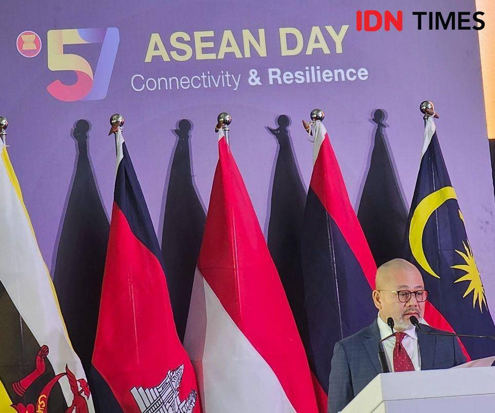 Managing Director AirAsia Malaysia, Dato' Captain Fareh Mazputra saat perayaan ASEAN Day ke-57 yang diselenggarakan di AirAsia RedQ, Kuala Lumpur International Airport (KLIA) Terminal 2, Sepang, Malaysia. (IDN Times/Deti Mega Purnamasari)