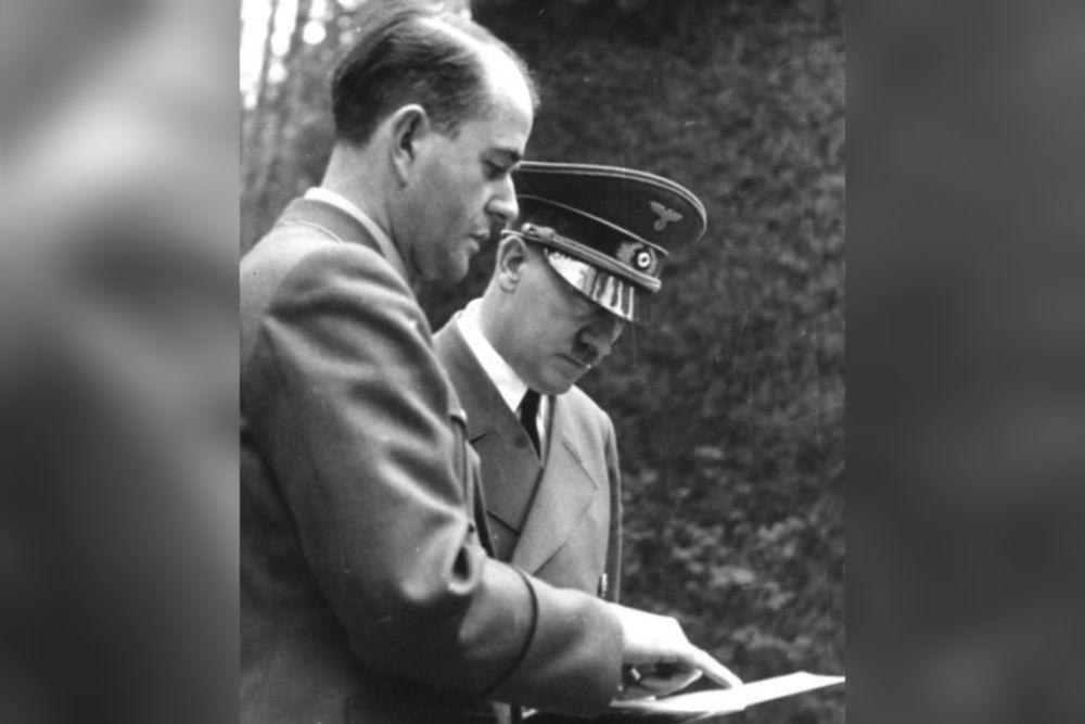 Menteri Persenjataan dan Amunisi Reich, Albert Speer, di markas besar Führer bersama Adolf Hitler. (commons.wikimedia.org/Heinrich Hoffmann)