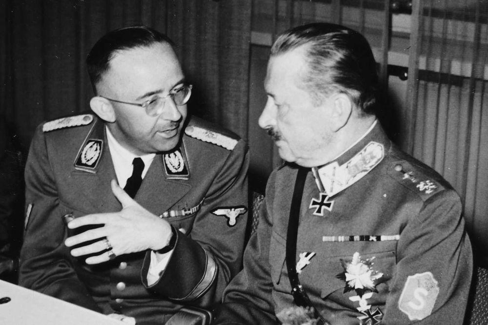 Heinrich Himmler dengan Mannerheim di Mikkeli, pada Juli 1942 (commons.wikimedia.org/unknown author)