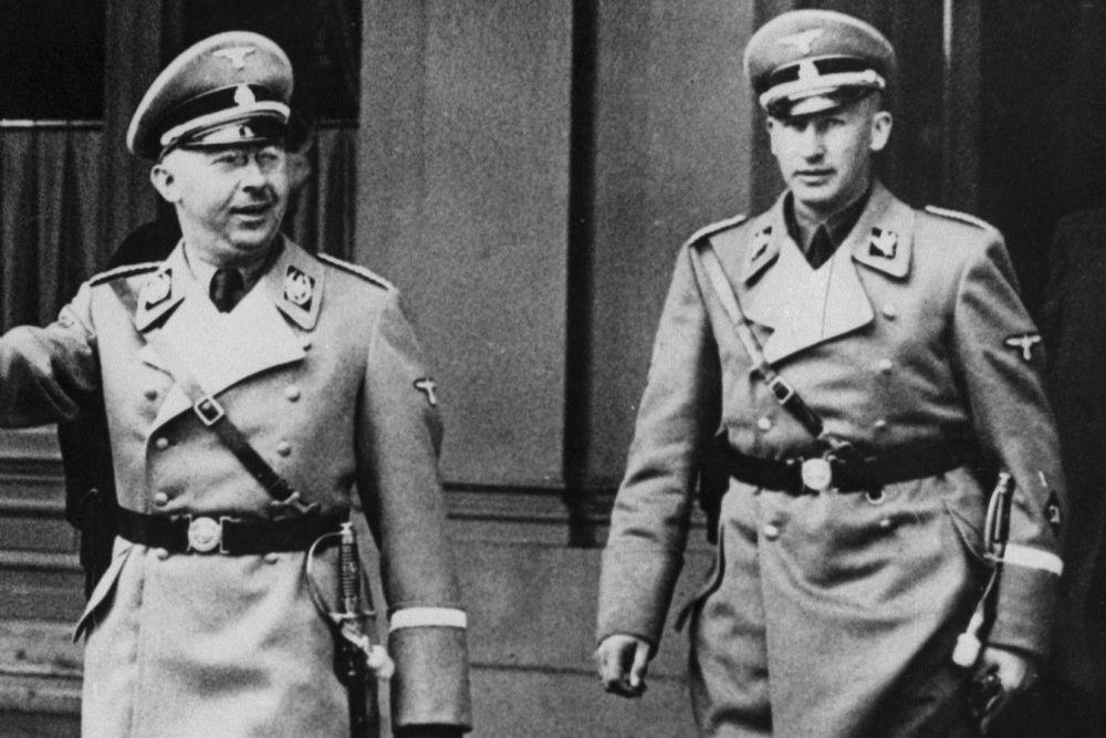 Heinrich Himmler dan Reinhard Heydrich di Wina, pada Maret 1938 (commons.wikimedia.org/unknown author)