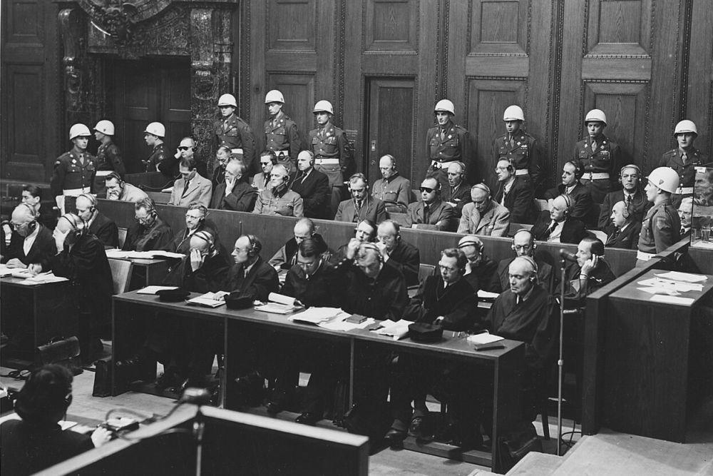 Pengadilan Nuremberg yang dihadiri terdakwa Hermann Göring, Rudolph Hess, Von Ribbentrop, Keiter, Rosenberg, Frank, Frick, Streicher, Funk, Schacht, Donitz, Raeder, Von Schirach, Sauckel, Jodl, Von Papen, Seyss-Inquart, Speer, Von Neurath, dan Hans Fritsche, pada (23/11/45). (commons.wikimedia.org/National Archives and Records Administration/Signal Corps Photograph Collection)