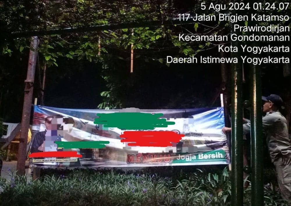 Penertiban reklame bermuatan politik yang melanggar aturan di Kota Yogyakarta. (Dok. Istimewa)