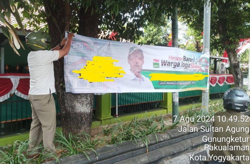 Penertiban reklame bermuatan politik yang melanggar aturan di Kota Yogyakarta. (Dok. Istimewa)