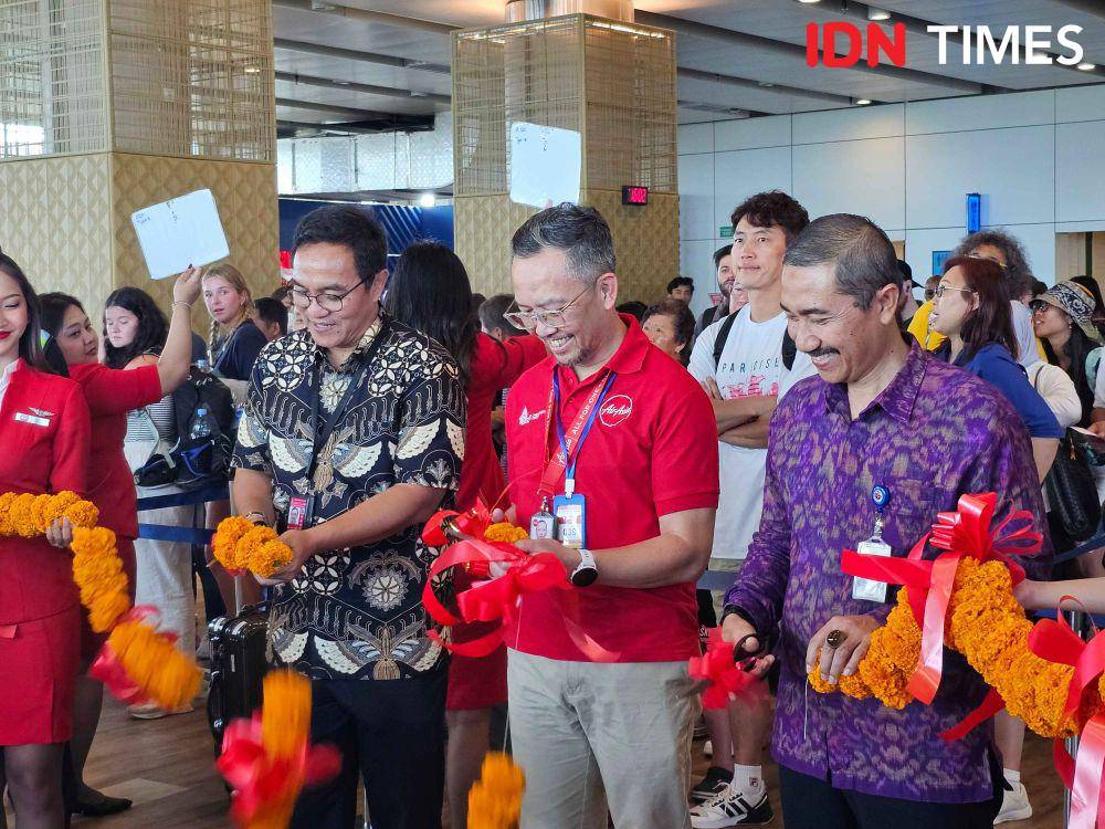 Gunting pita pembukaan penerbangan pertama AirAsia QZ-590 rute Denpasar-Kinabalu, Jumat (9/8/2024). (IDN Times/Deti Mega Purnamasari)