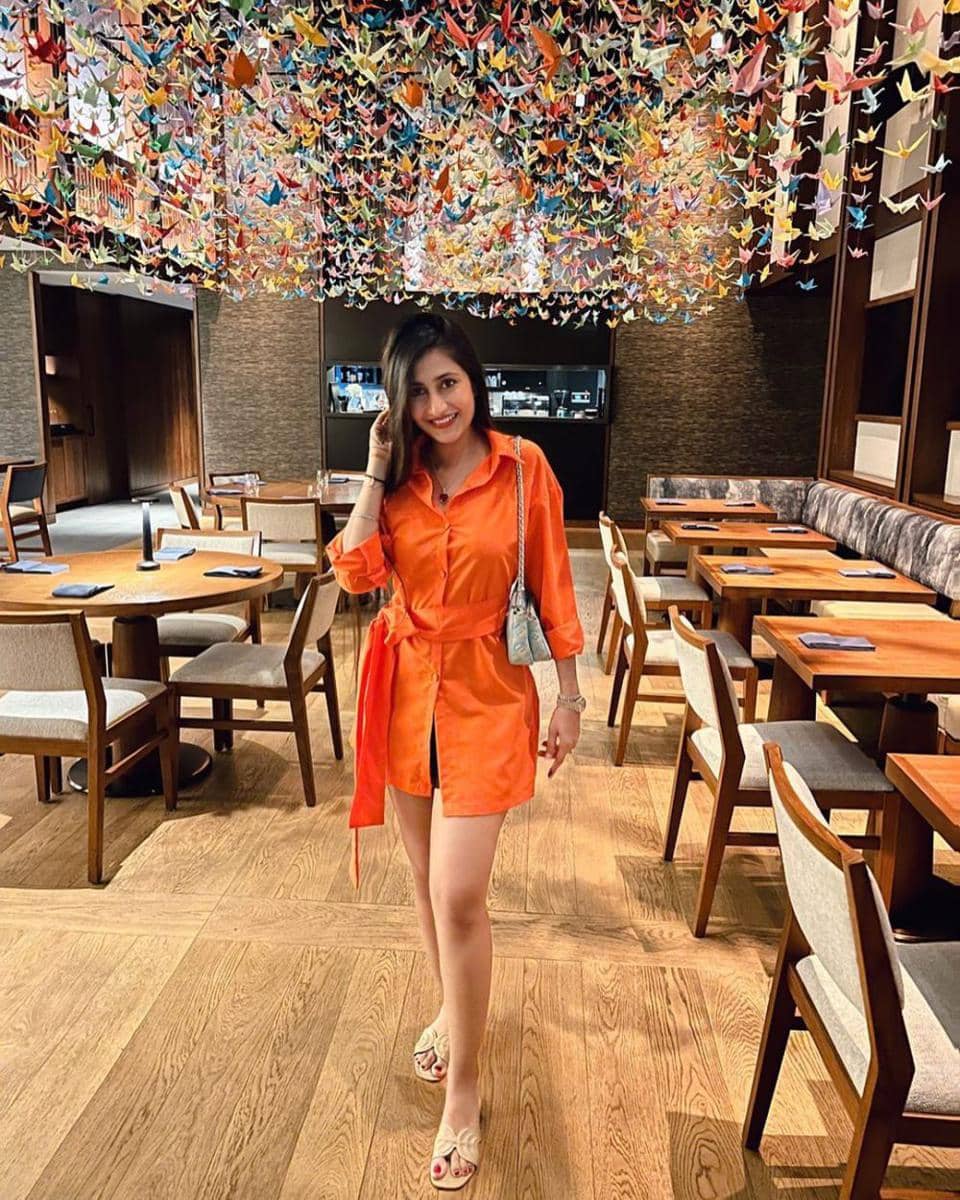 ide outfit colorful ala Dhanashree Verma (instagram.com/dhanashree9)