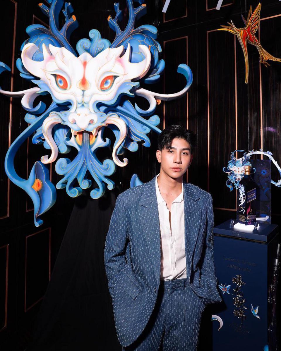 potret setelan jas ala Mond Tanutchai (instagram.com/mond_tanutchai)