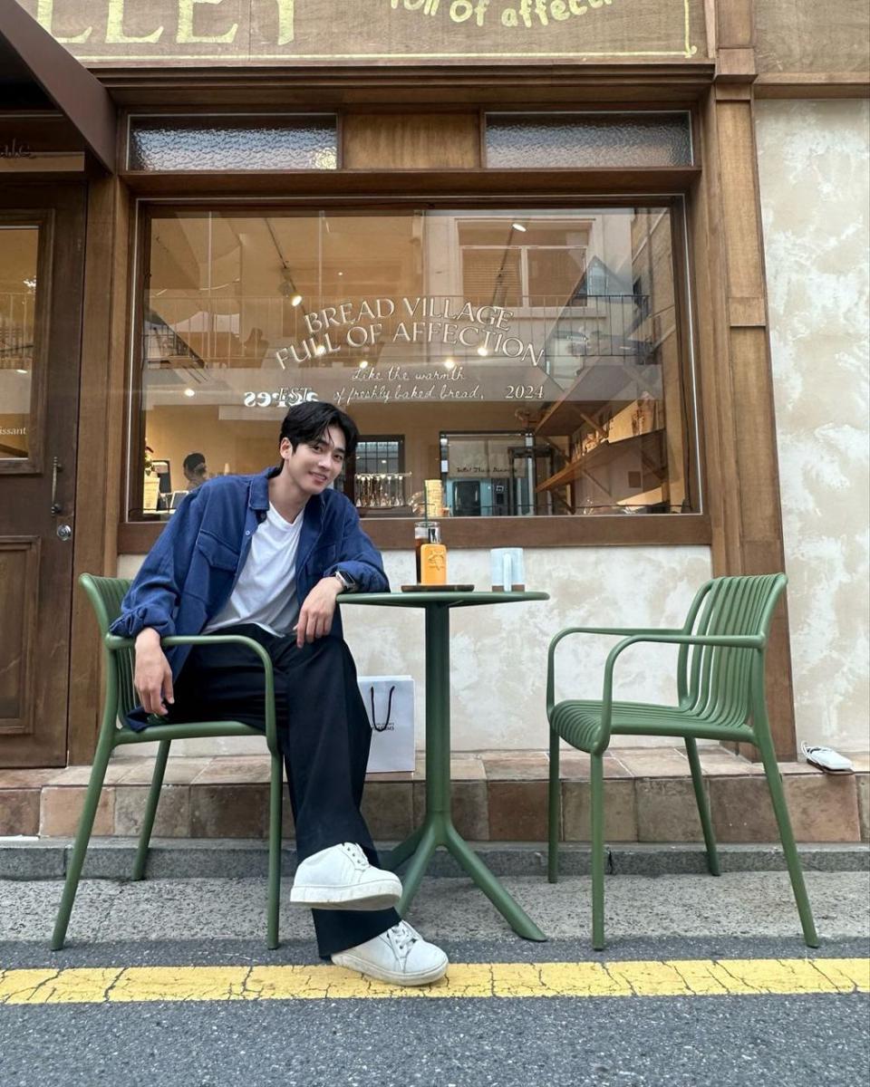 potret outfit kasual untuk ngopi ala Mun Ji Hu (instagram.com/m_jihu)