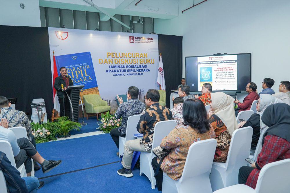 Asosiasi Pengajar Hukum Tata Negara dan Hukum Administrasi Negara (APHTN-HAN) meluncurkan sebuah buku berjudul ‘Jaminan Sosial bagi Aparatur Sipil Negara, Dinamika Sebelum dan Pasca Berlakunya Undang-Undang ASN’. (dok. APHTN-HAN)