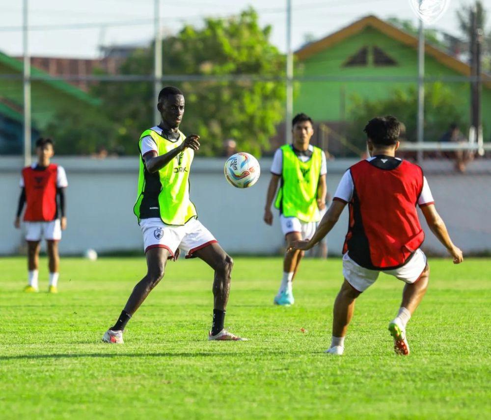 Latyr Fall (kiri,rompi kuning), pemain asing PSM Makassar asal Senegal. (instgaram.com/psm_makassar)