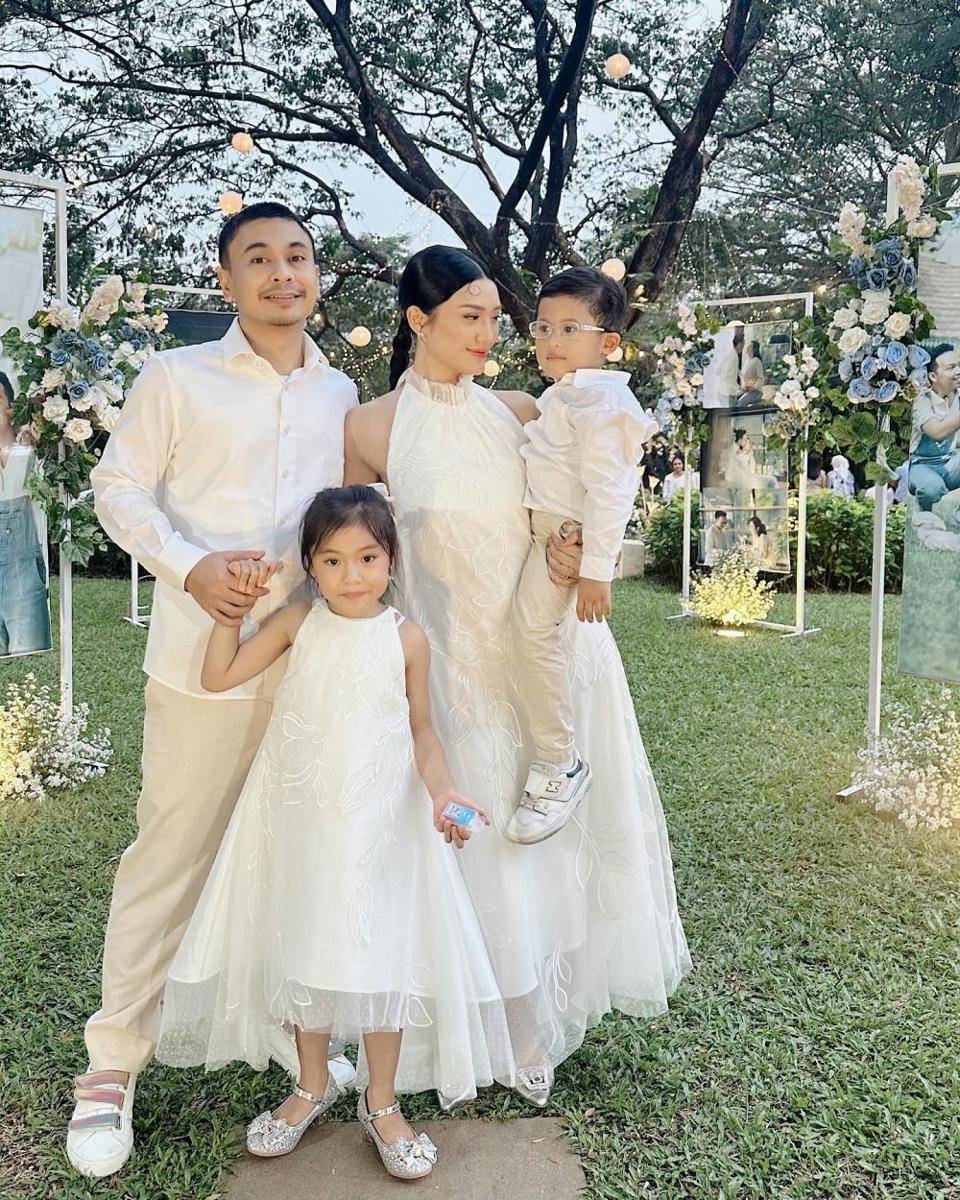 potret Anissa Aziza dan keluarga kondangan bareng (instagram.com/anissaaziza)