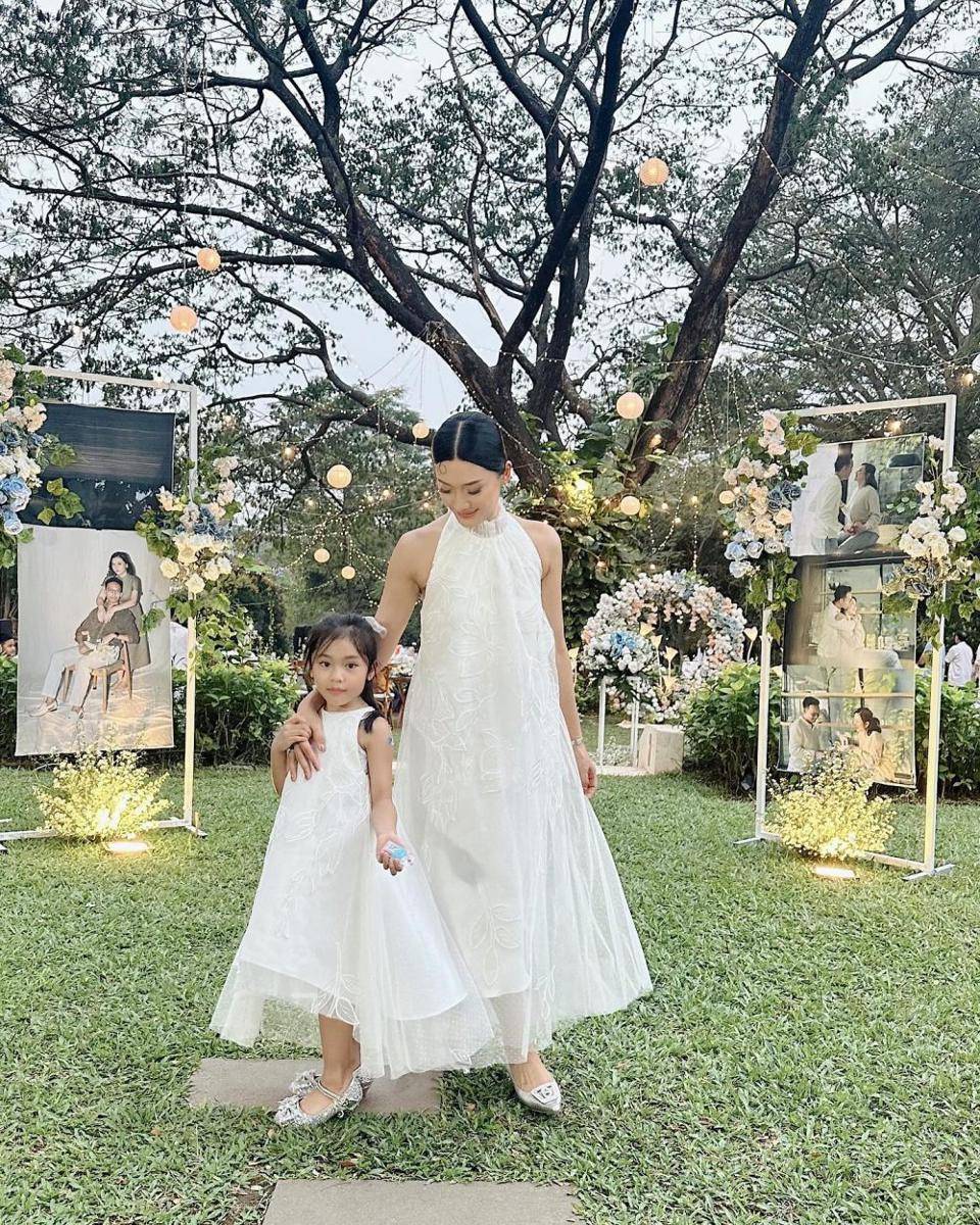 potret Anissa Aziza dan keluarga kondangan bareng (instagram.com/anissaaziza)