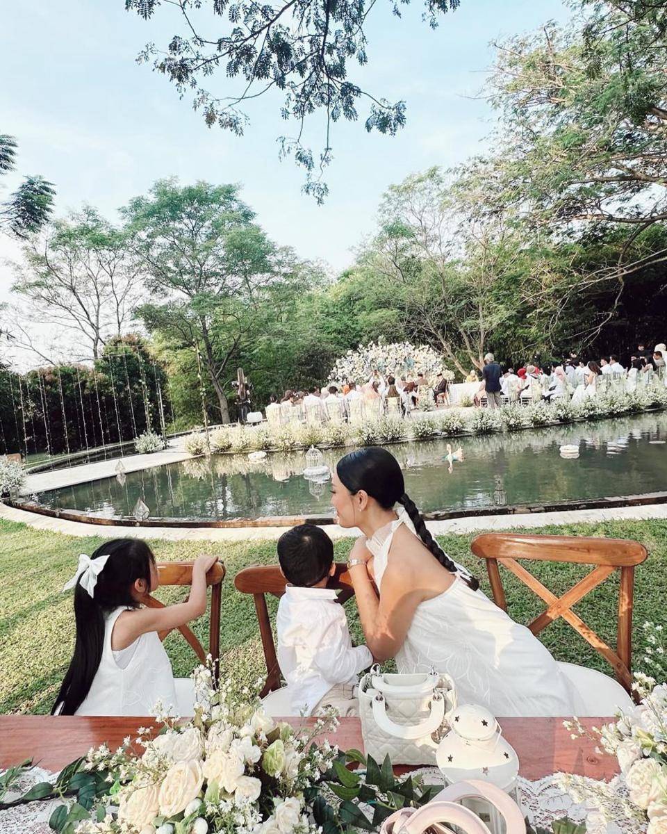 potret Anissa Aziza dan keluarga kondangan bareng (instagram.com/anissaaziza)