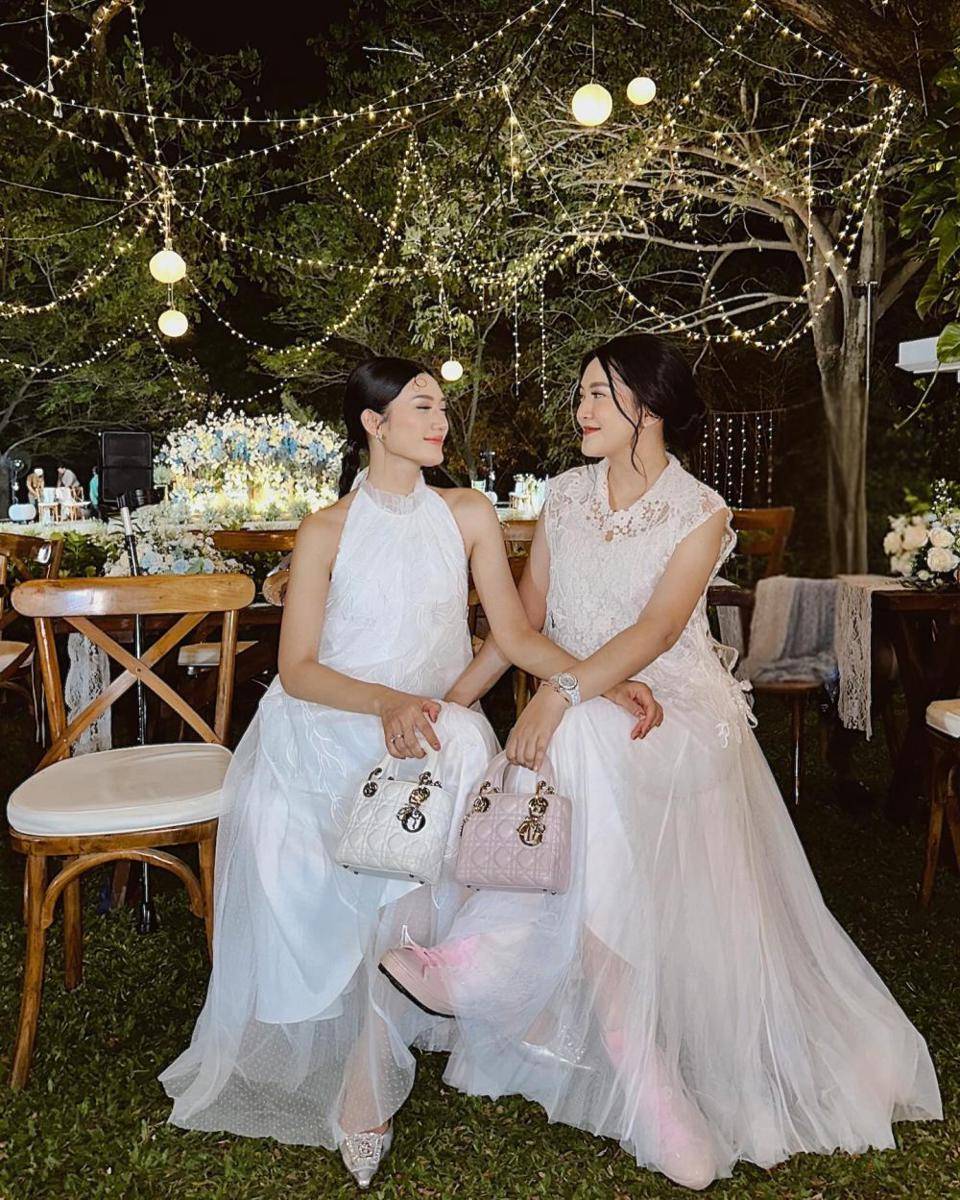 potret Anissa Aziza dan keluarga kondangan bareng (instagram.com/anissaaziza)