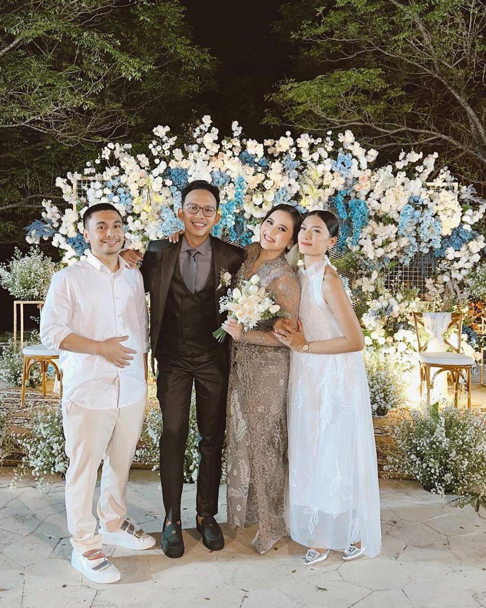 potret Anissa Aziza dan keluarga kondangan bareng (instagram.com/anissaaziza)