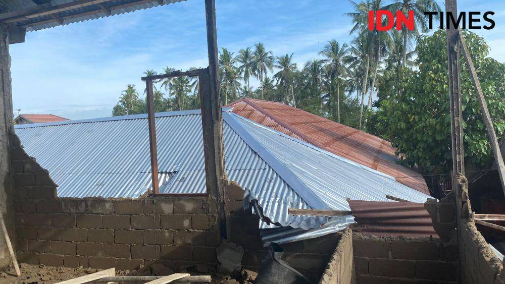 Sejumlah rumah warga mengalami kerusakan akibat puting beliung. (IDN Times/Teri).