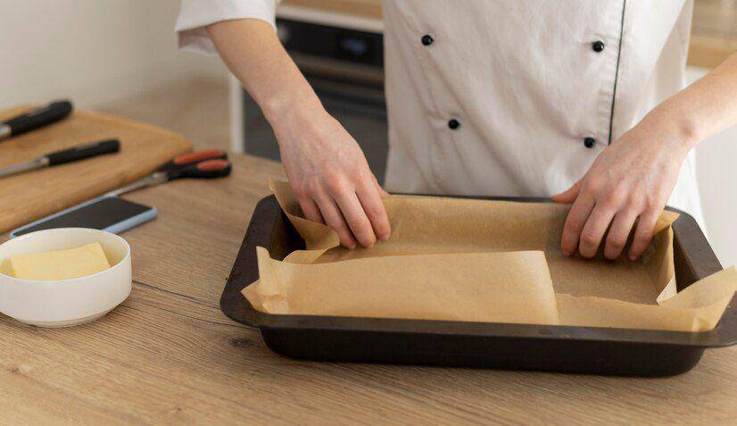 ilustrasi loyang dengan baking paper (freepik.com/freepik)