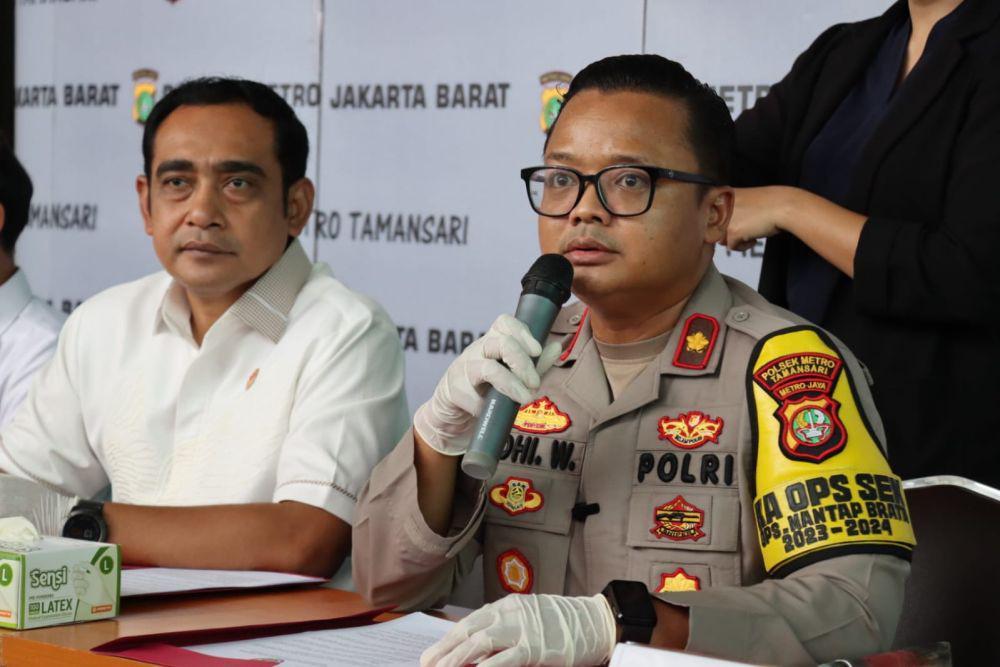 Polsek Metro Tamansari menangkap tiga orang diduga melakukan pencurian di sebuah kantor perusahaan di Jalan Pinangsia 2, Kelurahan Pinangsia, Tamansari, Jakarta Barat pada Jumat (9/8/2024). (dok Humas Polda Jakbar)
