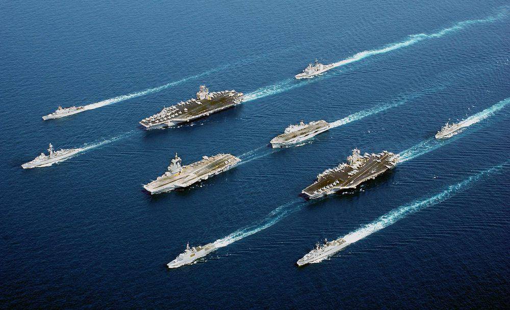 potret Kapal Induk Charles de Gaulle (tengah-depan) yang sedang berlayar bersama armada AL negara-negara NATO dalam sebuah operasi militer (commons.wikimedia.org/Alta I. Cutler)