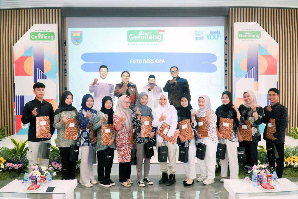 PT Nestlé Indonesia bersama dengan Pemerintah Kabupaten Batang, Jawa Tengah secara resmi menyerahkan sertifikat kompetensi kepada peserta pelatihan program kerja Generasi Muda Kompeten Industri Cemerlang (Gemilang). (dok. Nestle)