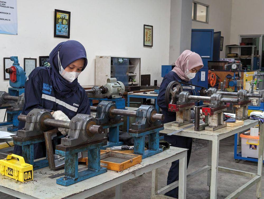 Para peserta program kerja Generasi Muda Kompeten Industri Cemerlang (GEMILANG) yang merupakan lulusan SMK di Kabupaten Batang sedang mengikuti pelatihan sesi kedua di Politeknik Negeri Semarang. (dok. Nestle Indonesia)