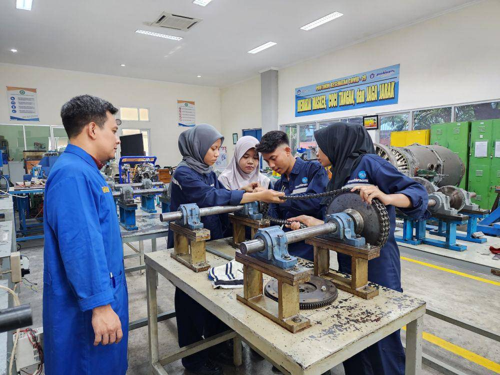 Para peserta program kerja Generasi Muda Kompeten Industri Cemerlang (GEMILANG) yang merupakan lulusan SMK di Kabupaten Batang sedang mengikuti pelatihan sesi kedua di Politeknik Negeri Semarang. (dok. Nestle Indonesia)
