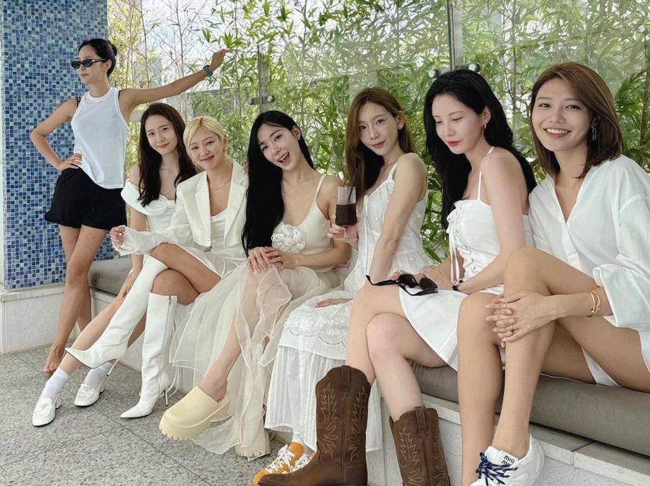 SNSD (instagram.com/sooyoungchoi)