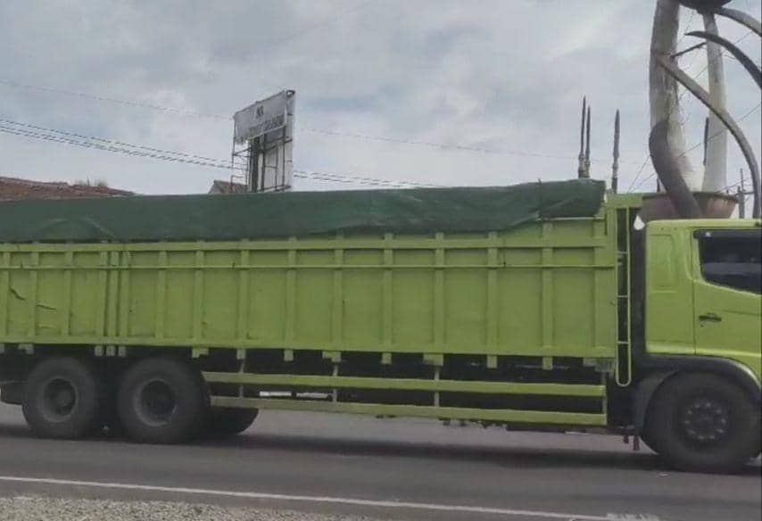 Penampakan kendaraan batu bara diputarbalik saat aksi demo di Tugu Simpang Empat, Way Kanan. (IDN Times/Istimewa).