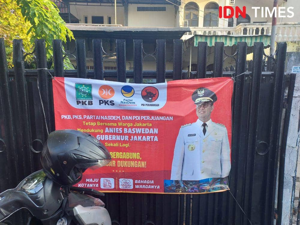 Blusukan ke Jakbar, Anies Disambut Spanduk Koalisi 4 Partai di Pilkada