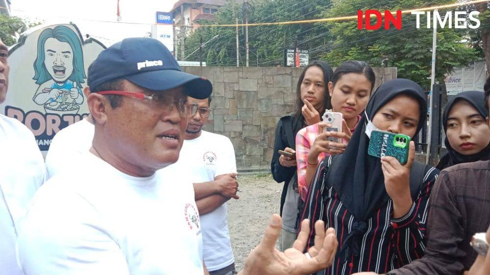 Ketua Relawan Banteng Perkasa Jawa Tengah, Sutejo saat memberikan pernyataan kepada wartawan. (IDN Times/Fariz Fardianto)