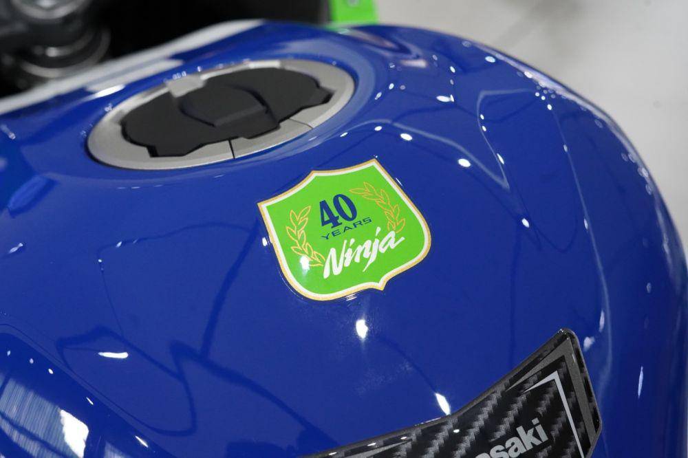 Livery spesial ultah ke-40 tahun (KMI)