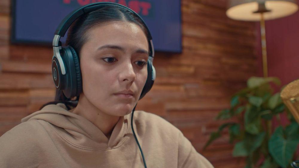 Reaksi Kakak saat Nonton Perdana Trailer Film Laura, Tahan Air Mata