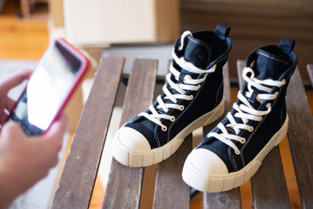 ilustrasi sepatu sneakers (pexels.com/Kampus Production)