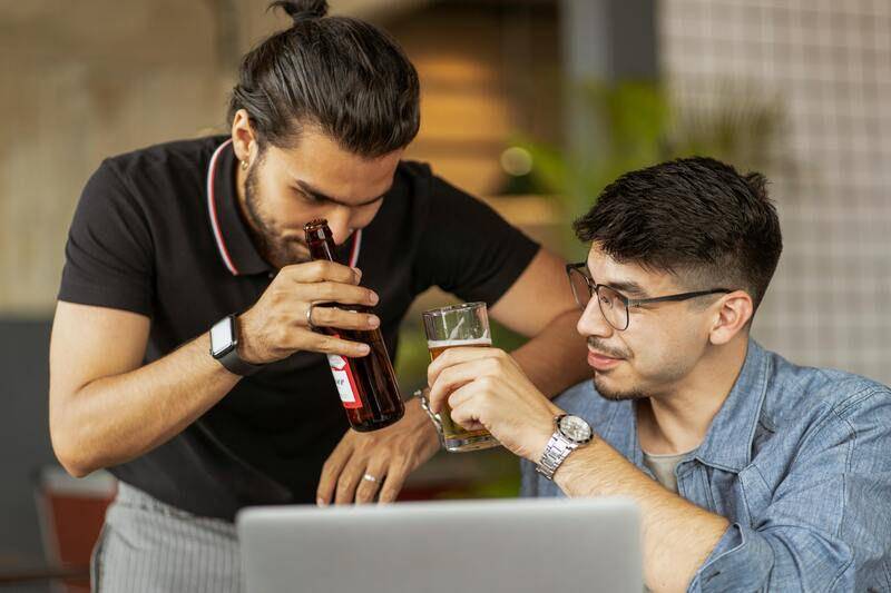 ilustrasi orang minum bir (pexels.com/Ketut Subiyanto)