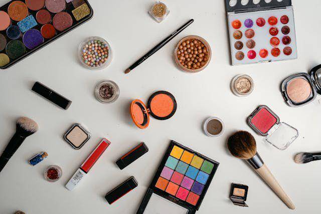 ilustrasi alat make up (pexels.com/id-id/mart-production)