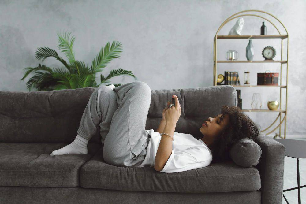 potret seorang perempuan sedang rebahan (pexels.com/Polina Tankilevitch)