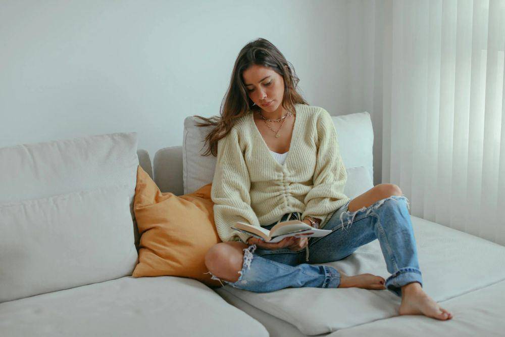 potret wanita sedang bersantai membaca buku (pexels.com/Cup of Couple)