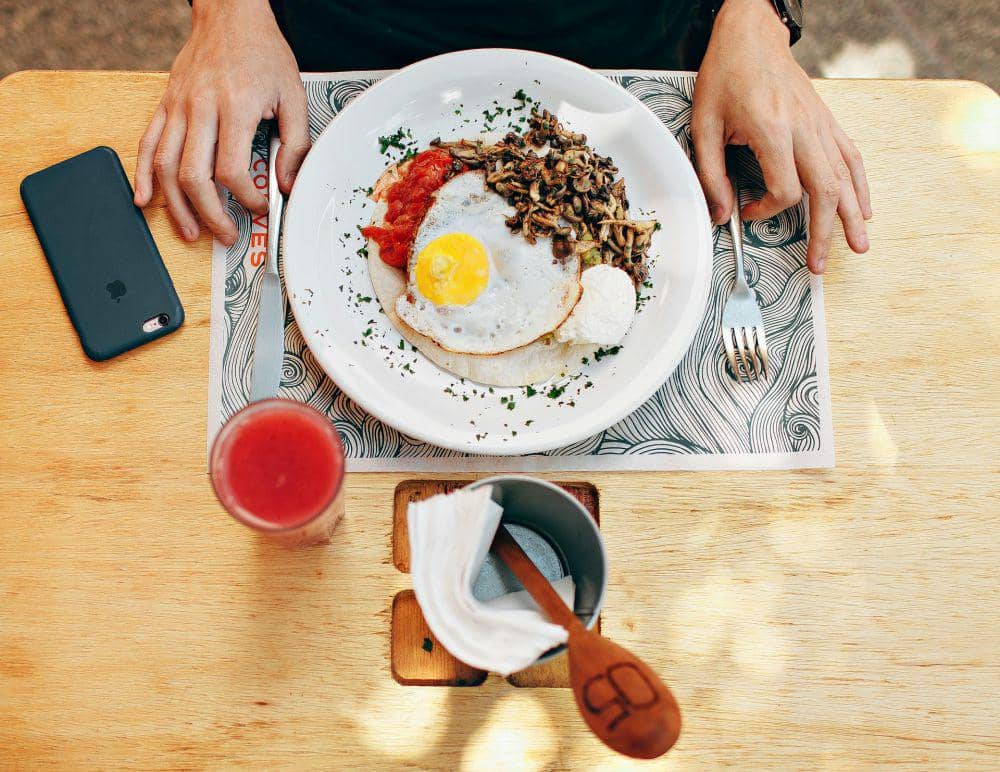 Ilustrasi sarapan dengan aneka makanan dan minuman tersaji rapi di atas meja untuk memulai hari bersama.