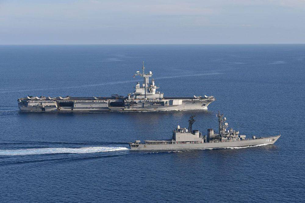 potret Kapal induk Charles de Gaulle yang sedang berlayar bersama kapal perusak milik AL pasukan bela diri Jepang, Setogiri-DD-156 (commons.wikimedia.org/Japan Maritime Self Defense Force)