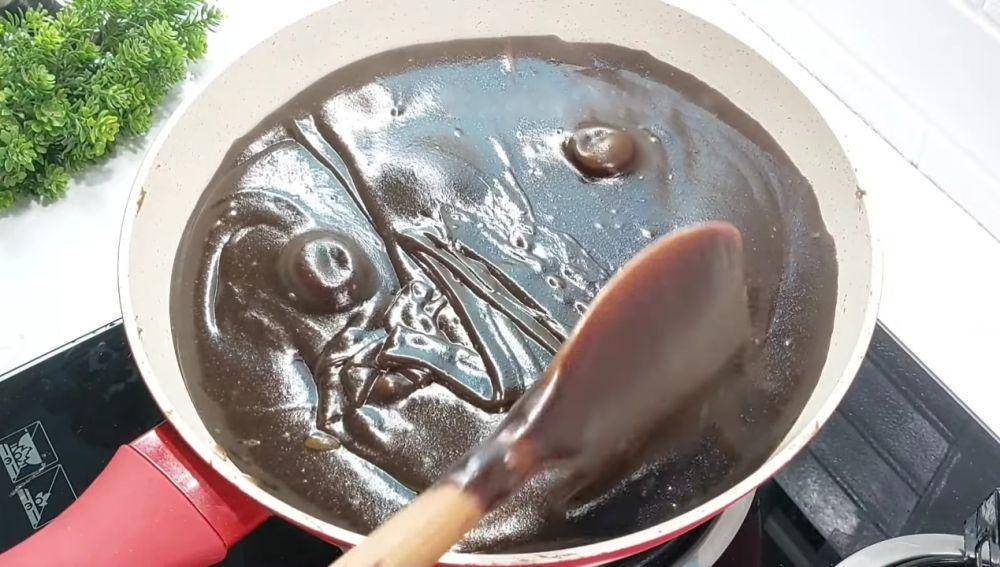 ilustrasi memasak adonan dodol ketan hitam (YouTube.com/DAPUR NAJWA)