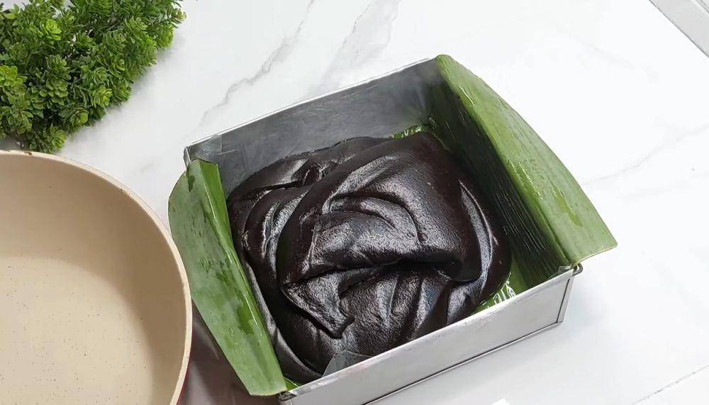 ilustrasi menuang dodol ketan hitam ke dalam loyang (YouTube.com/DAPUR NAJWA)
