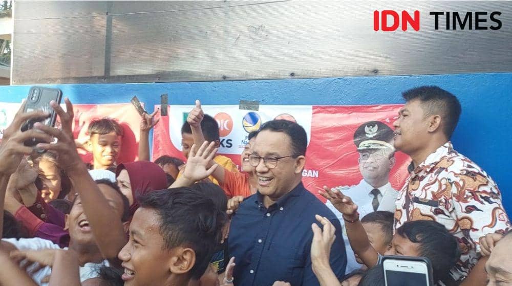 Mantan Gubernur DKI Jakarta, Anies Baswedan, ketika berkunjung ke area Taman Kembang, Jakarta Barat. (IDN Times/Santi Dewi)