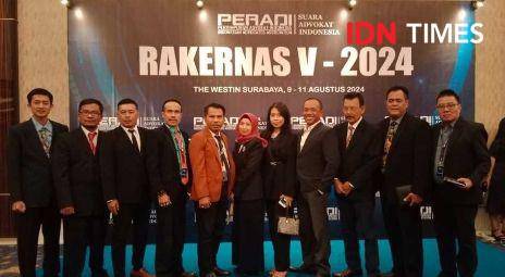 Ketua Peradi SAI Kabupaten banyumas Djoko Susanto (jazz coklat) bersama rekan rekannya saat tiba di Surabaya menghadiri rakernas ke V tahun 2024.(IDN Times/Cokie Sutrisno)