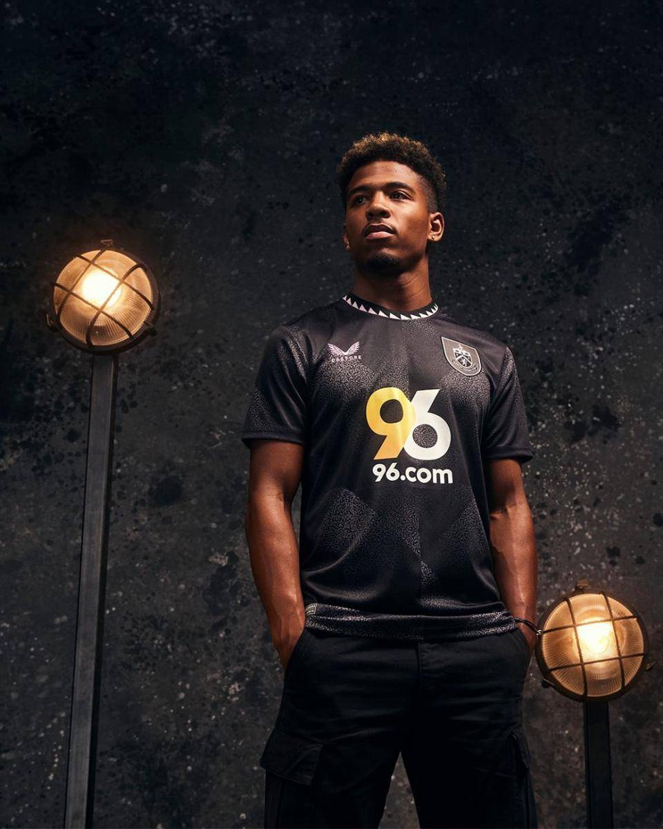 Shurandy Sambo (instagram.com/burnleyofficial dan shurandysambo)