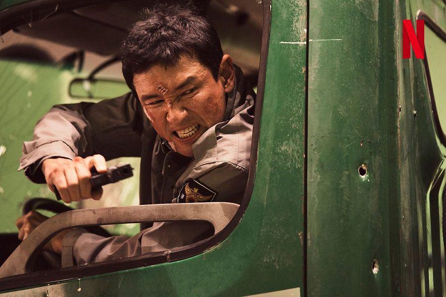 7 Effort Park Kang Mu sebagai Suami di Film Korea Mission: Cross