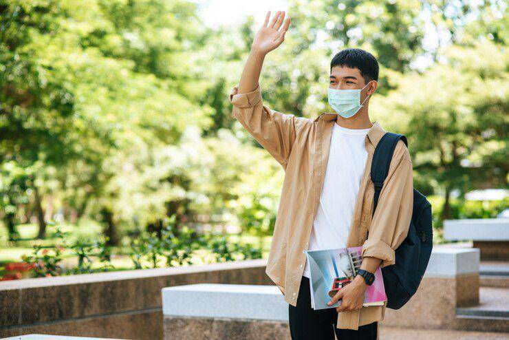 mahasiswa berjalan (freepik.com/jcomp)