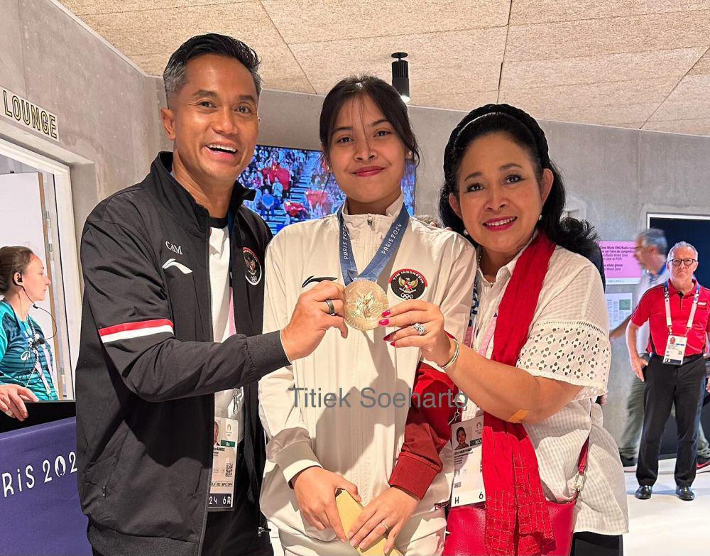 8 Potret Bangga Titiek Soeharto Lihat Gregoria di Podium Olimpiade