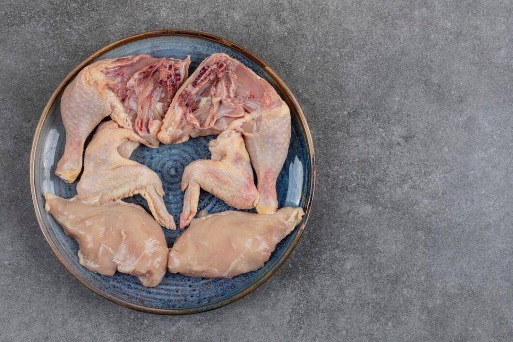 ilustrasi daging ayam mentah (freepik.com/azerbaijan_stockers)