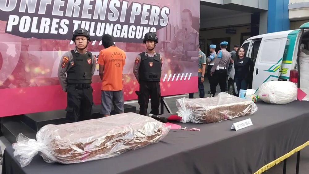 Tersangka beserta dan tembakau yang dicurinya. IDN Times/ Bramanta Pamungkas