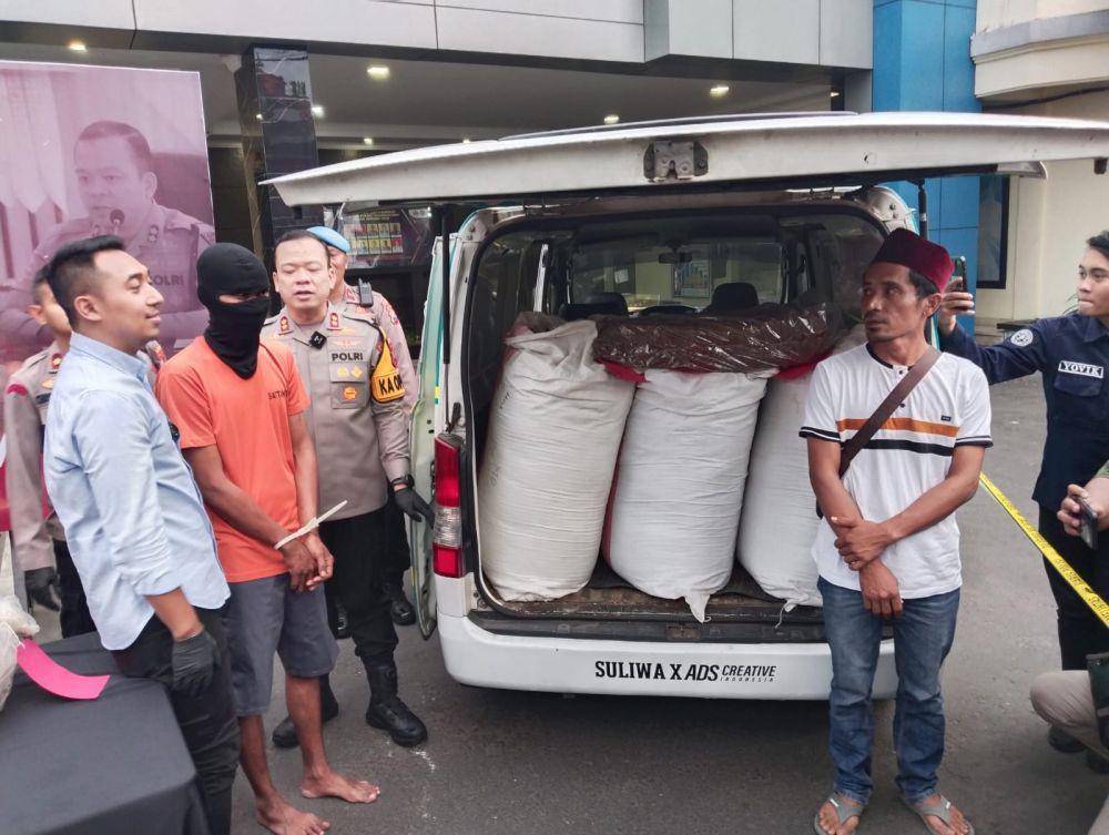 Tersangka beserta mobil dan tembakau yang dicurinya. IDN Times/ Bramanta Pamungkas
