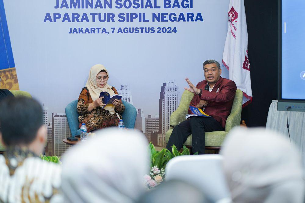 Asosiasi Pengajar Hukum Tata Negara dan Hukum Administrasi Negara (APHTN-HAN) meluncurkan sebuah buku berjudul ‘Jaminan Sosial bagi Aparatur Sipil Negara, Dinamika Sebelum dan Pasca Berlakunya Undang-Undang ASN’. (dok. APHTN-HAN)